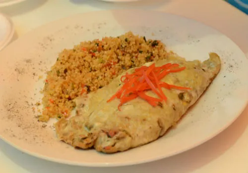 Quinua graneada con omelette de anchoveta
